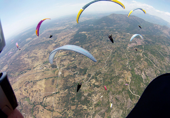 Imagen de piloto grabando a otros pilotos en competición volando juntos