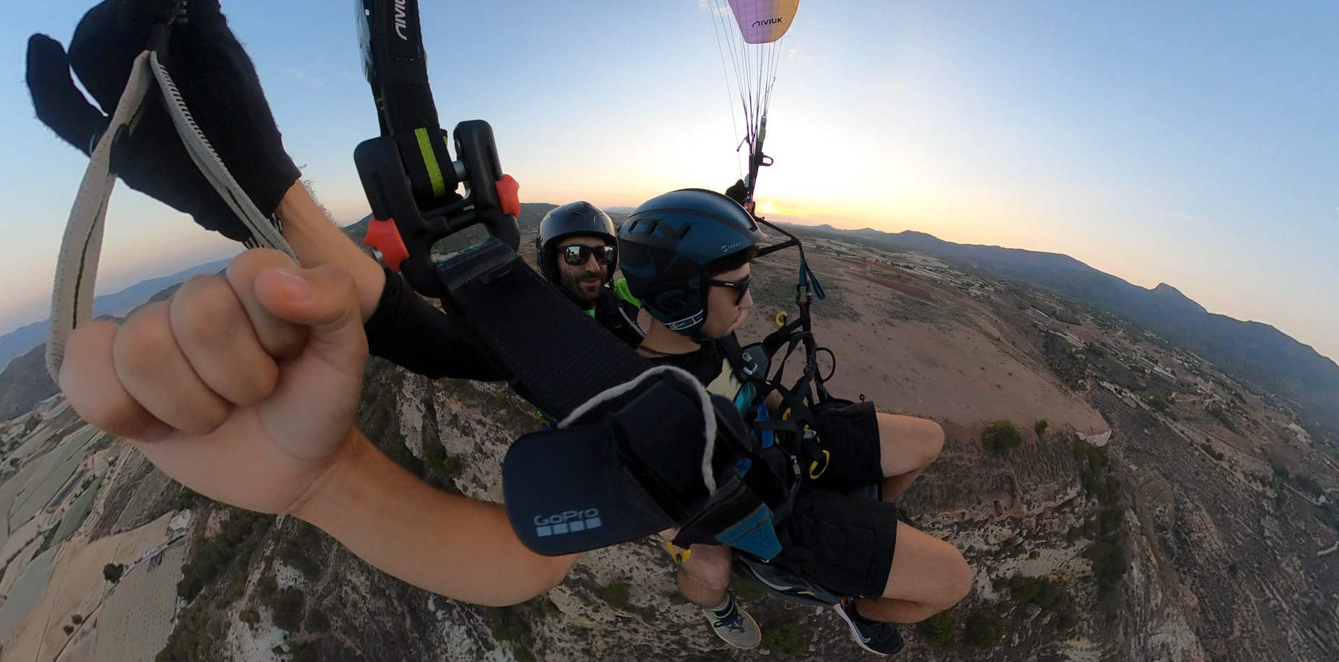 Piloto biplaza con alumno instruyendo en vuelo y dejando el pilotaje
